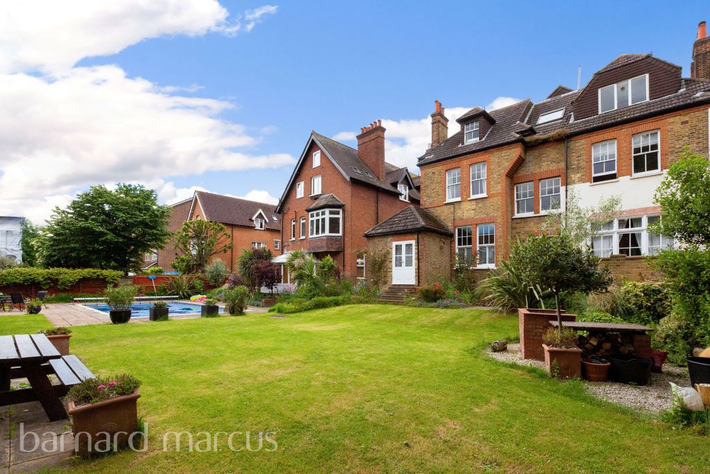 Property photo 3 of 8 Garden