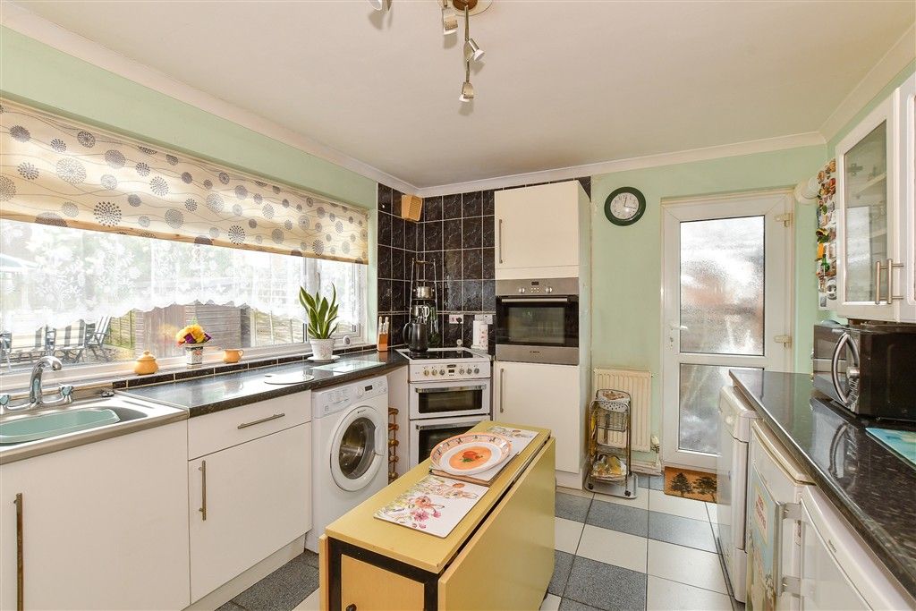 Property photo 3 of 9 Kitchen