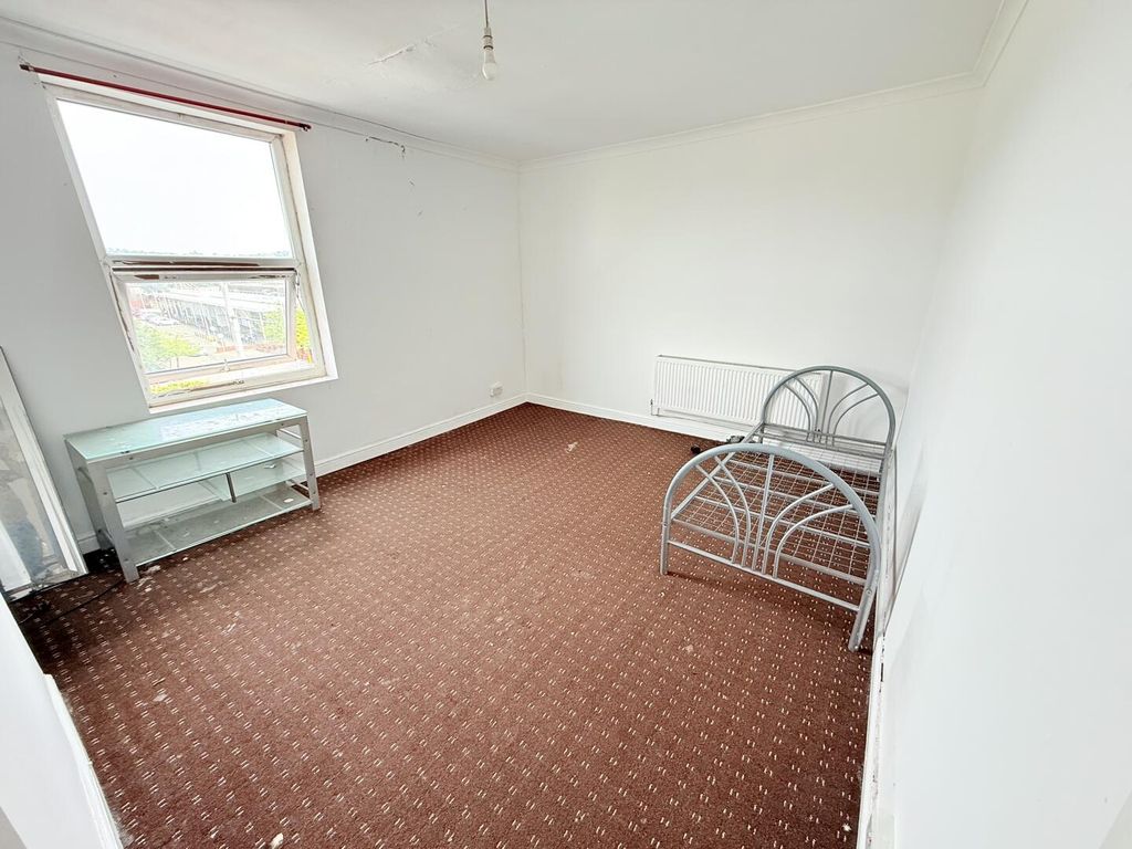 Property photo 1 of 5 Bedroom