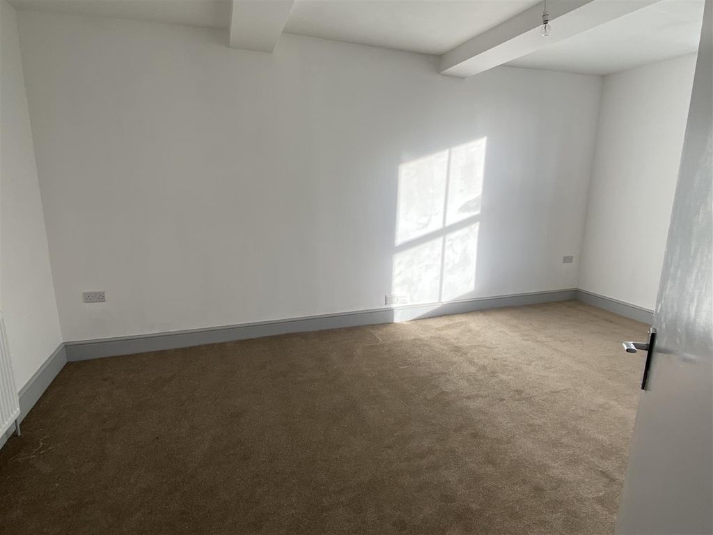 Property photo 3 of 7 Flat 5 Bed.Jpg