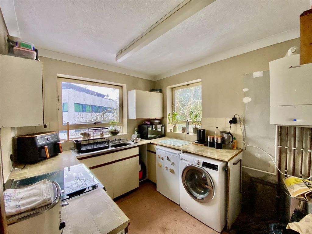 Property photo 3 of 8 Kitchen