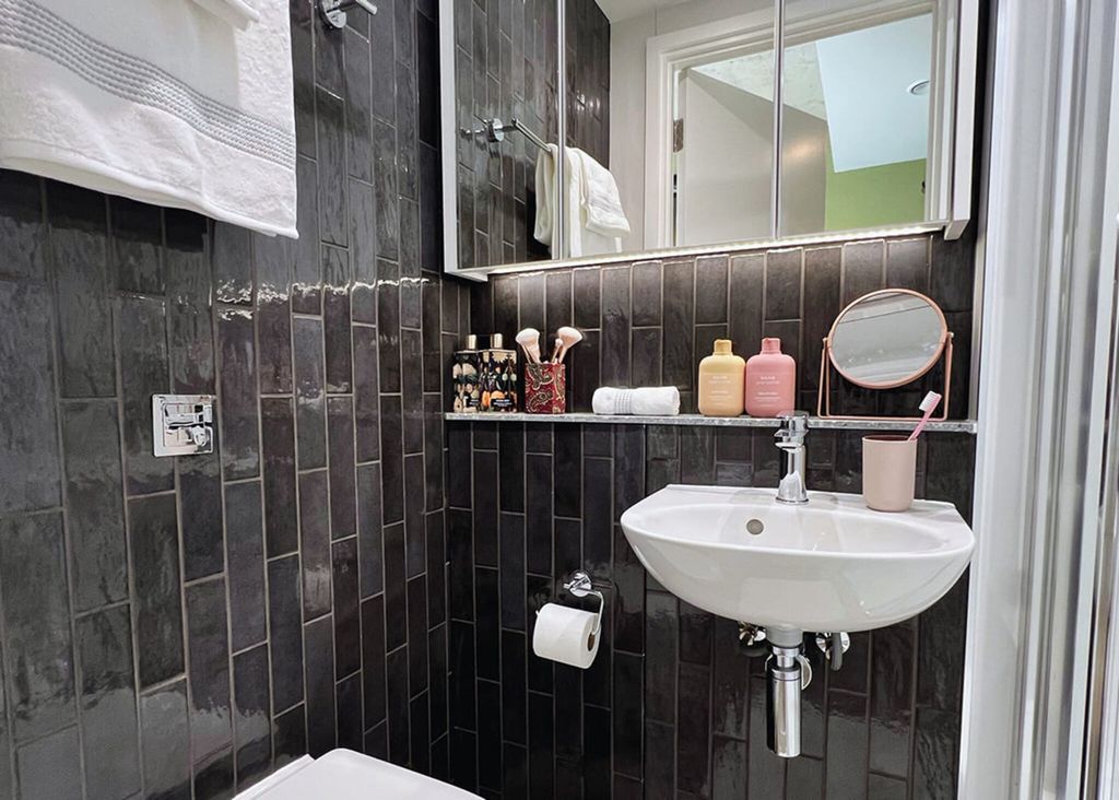 Property photo 2 of 18 Bathroom