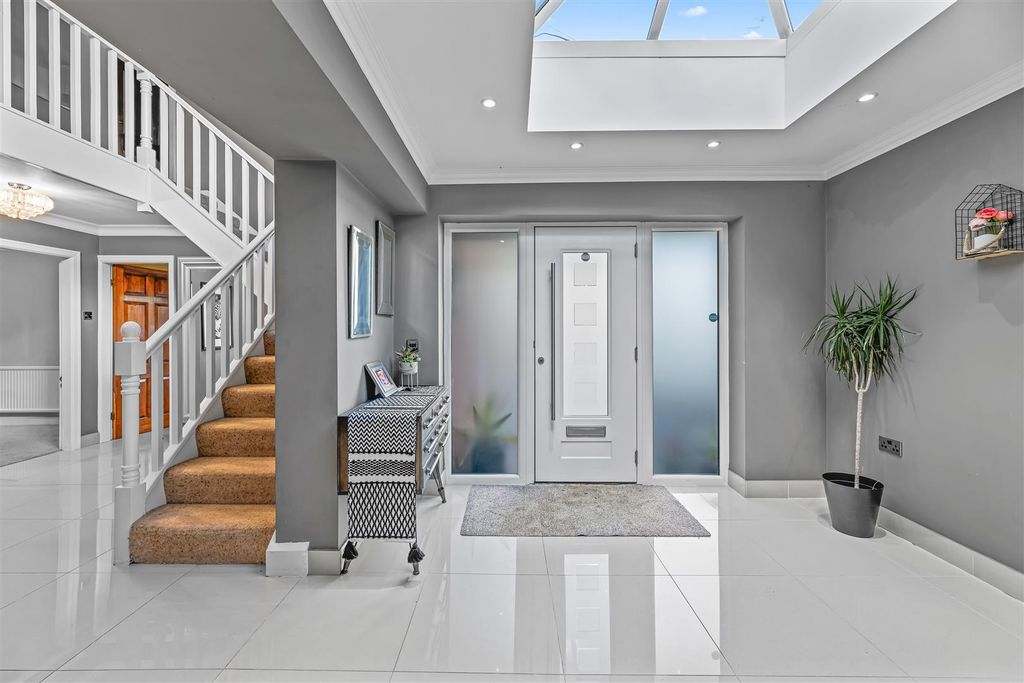 Property photo 2 of 27 Entrance Hall