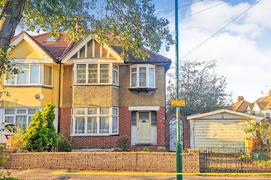 Property photo 1 of 18 3 Forest Road, Sutton, Sm3 9Nt