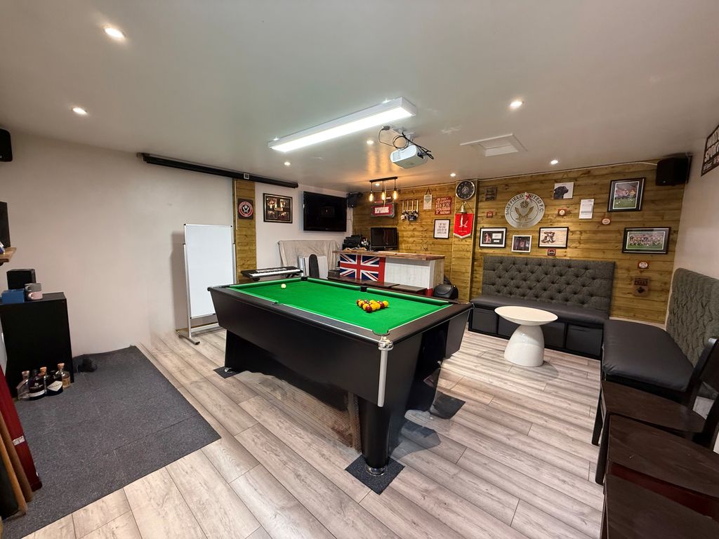 Property photo 2 of 26 7 Welford Close Garage 1