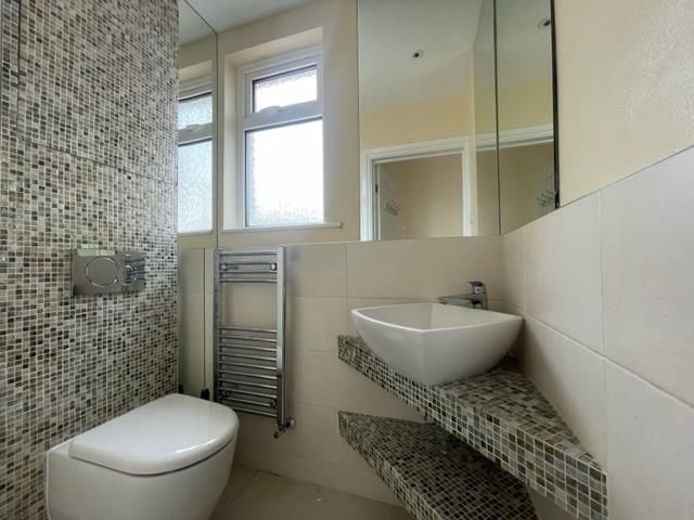 Property photo 3 of 27 Cloakroom