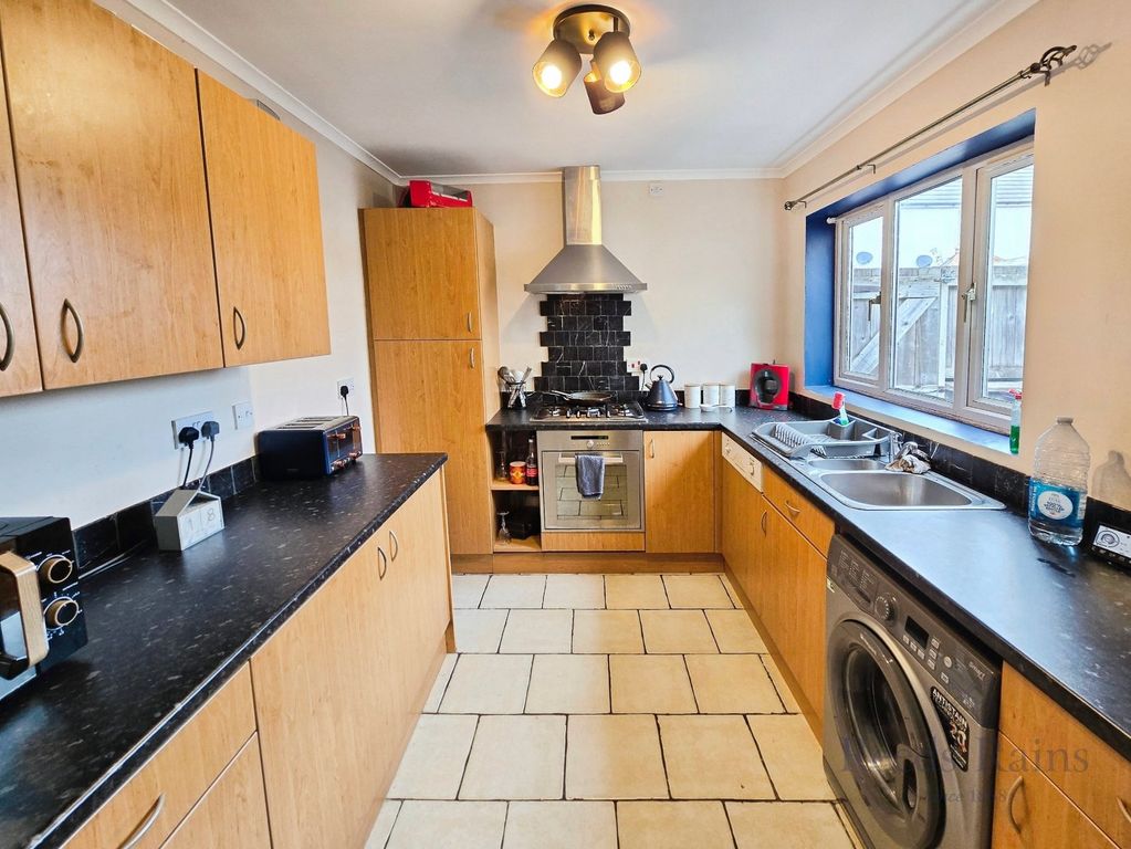 Property photo 2 of 11 Kitchen