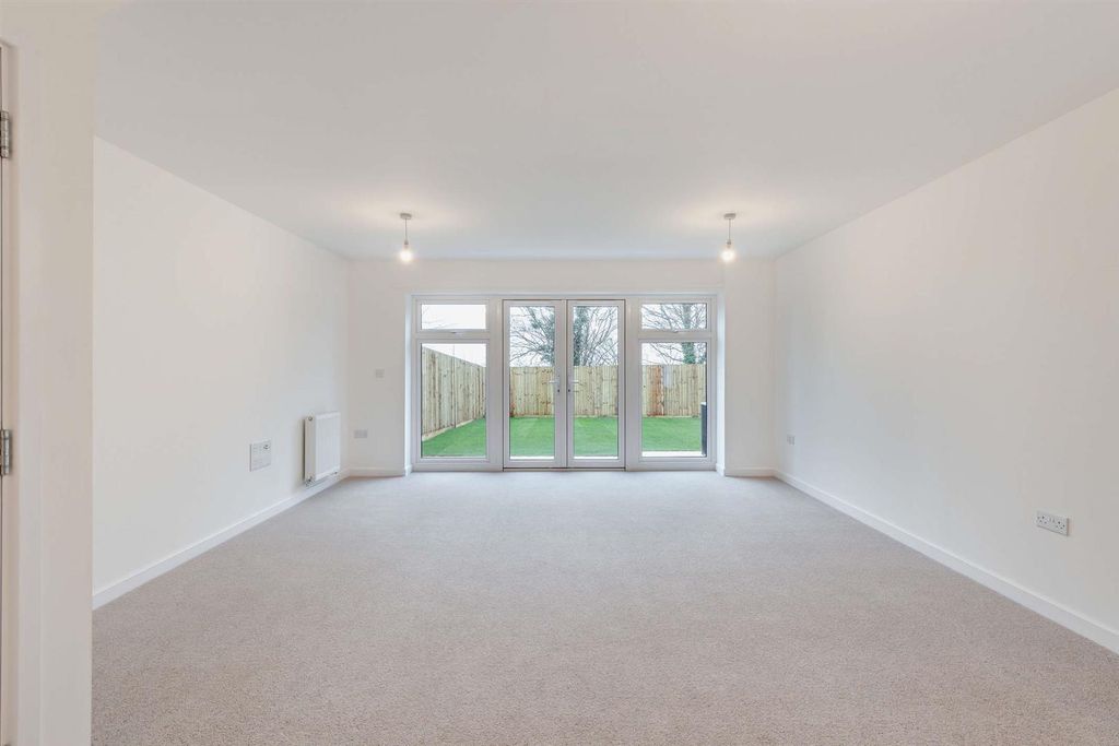 Property photo 3 of 13 8636248-Interior01-800.Jpg