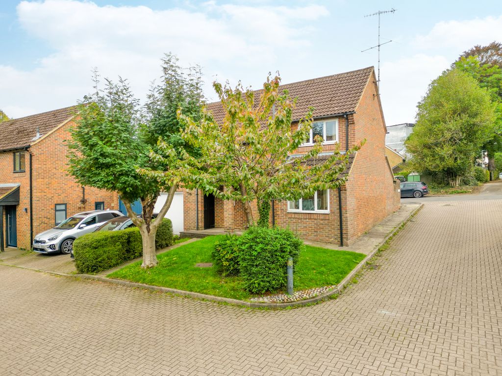 Property photo 1 of 19 Rosehill, Berkhamsted