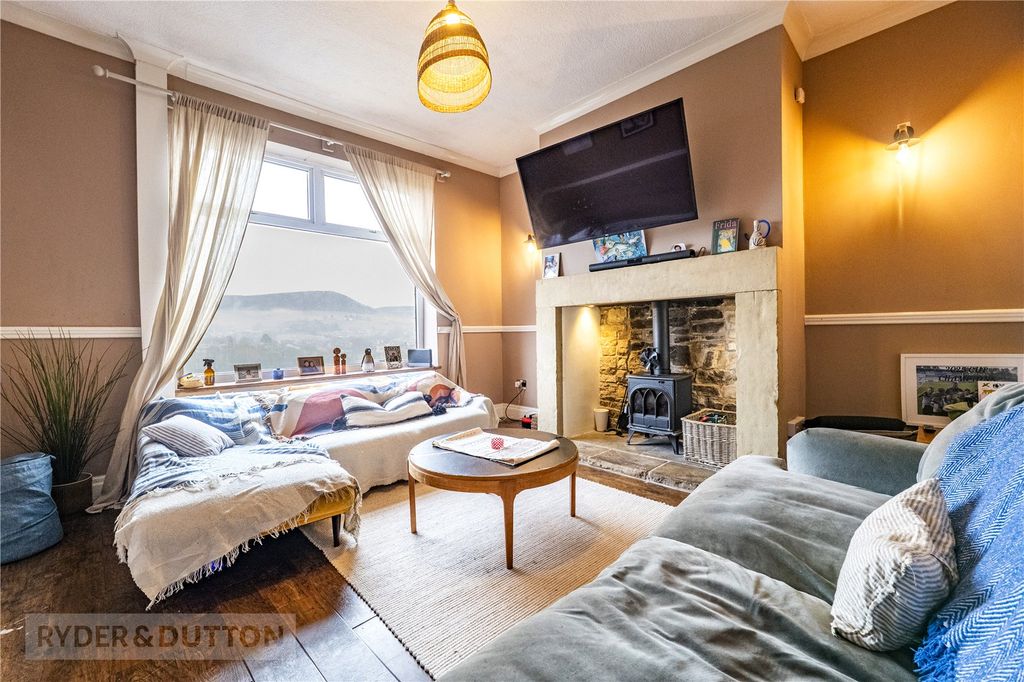 Property photo 3 of 24 Lounge