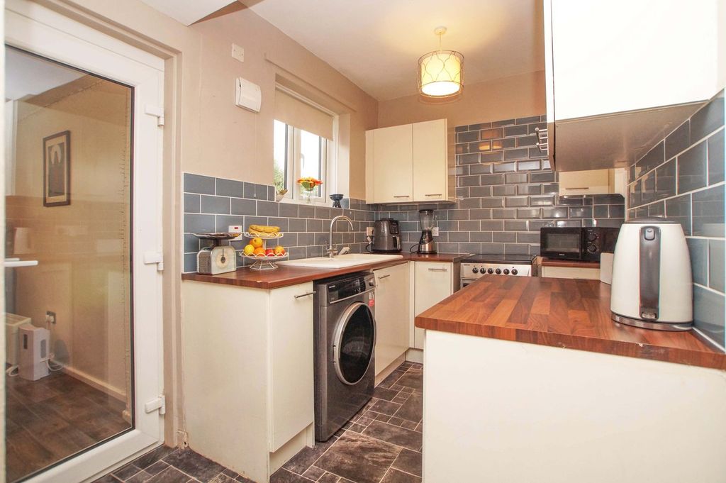 Property photo 3 of 16 Kitchen