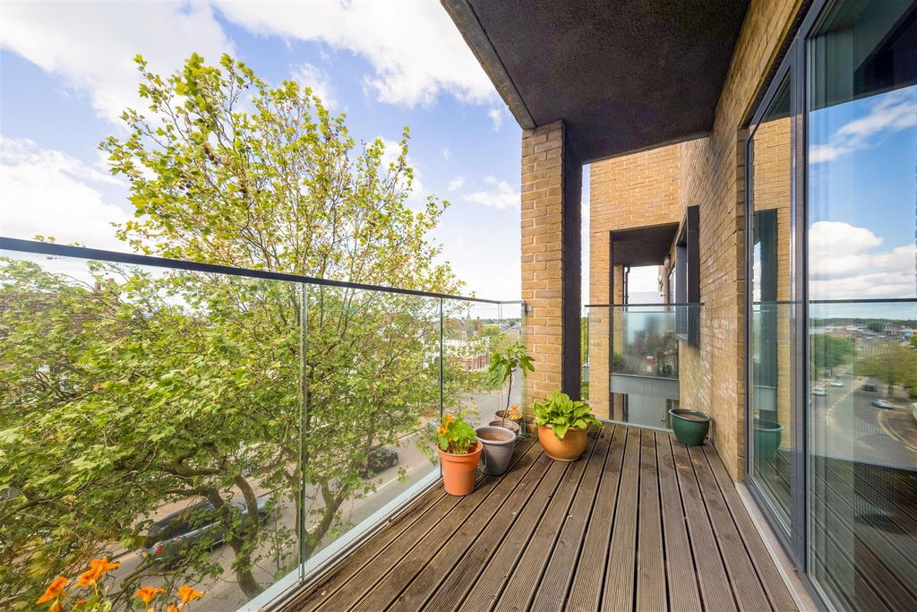 Property photo 3 of 18 29 Park House - 8.Jpg
