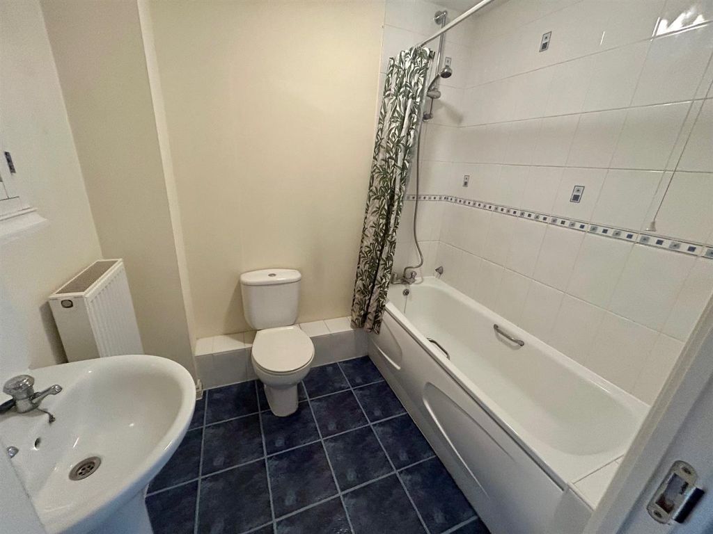 Property photo 3 of 9 Bathroom.Jpg