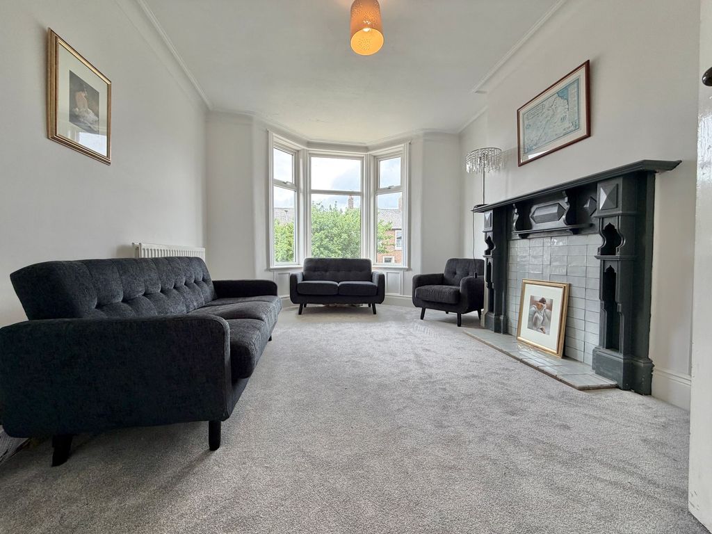 Property photo 2 of 15 Lounge