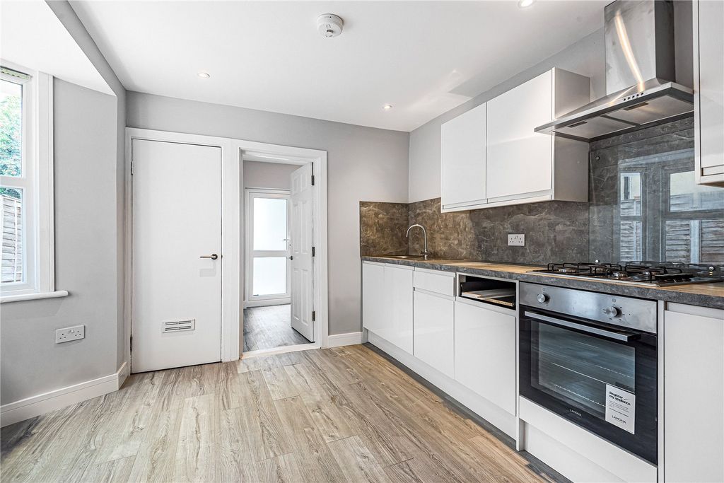 Property photo 2 of 19 Picture No. 16