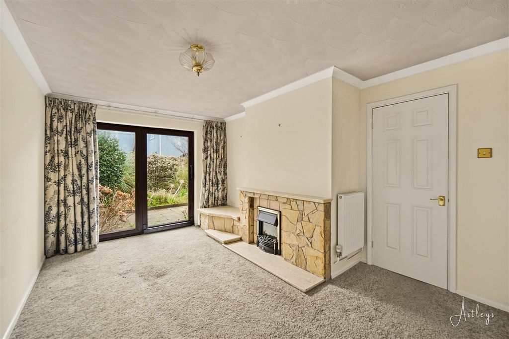 Property photo 2 of 19 Lounge