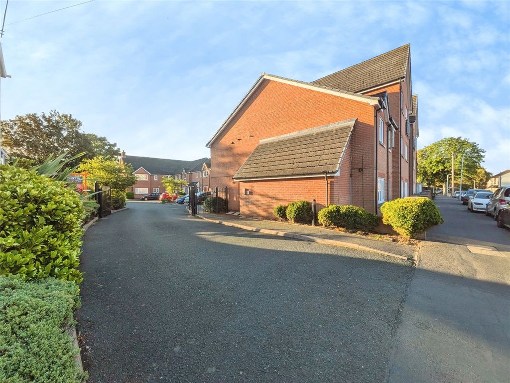 Property photo 2 of 11 Carpark