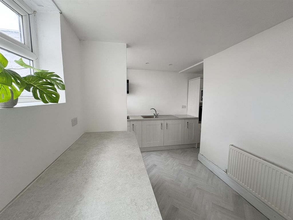 Property photo 1 of 11 Kitchen