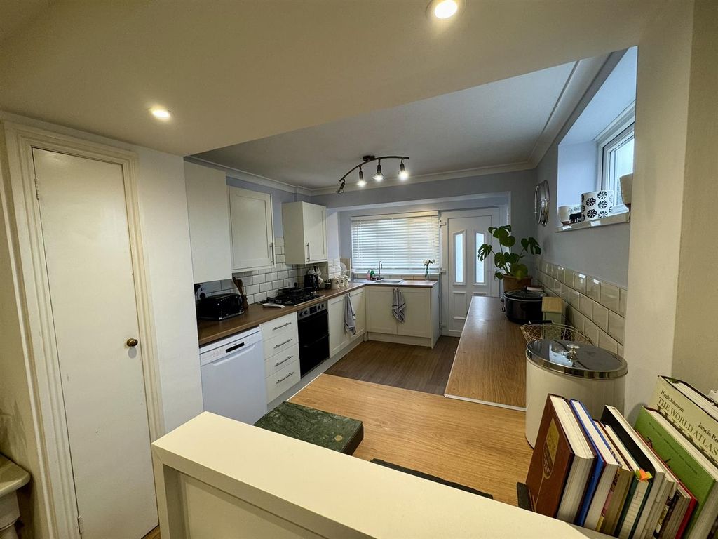 Property photo 3 of 18 Kitchen (2/2)