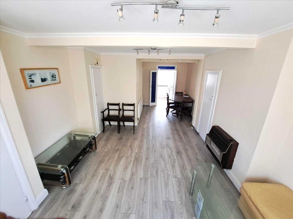 Property photo 2 of 11 Through Lounge