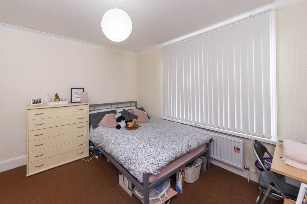 Property photo 2 of 12 Bright, Neatly Presented Double Bedroom With A Lar...