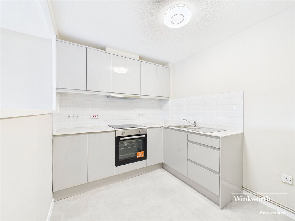 Property photo 3 of 10 Kitchen