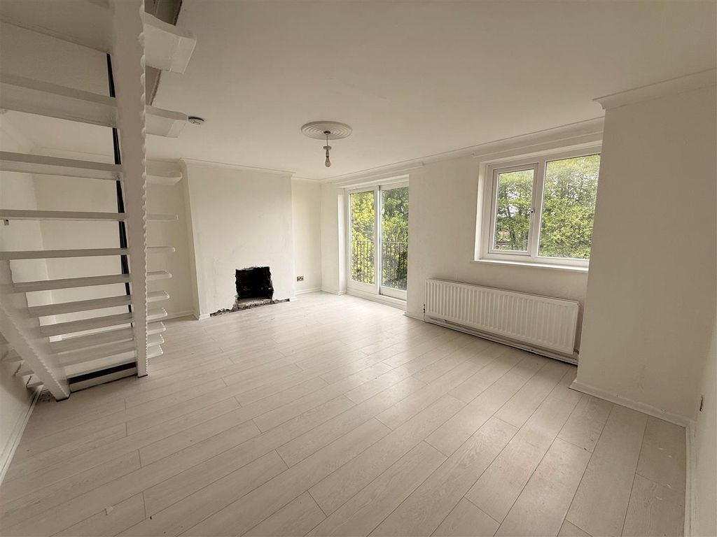 Property photo 3 of 5 Liv Room.Jpg