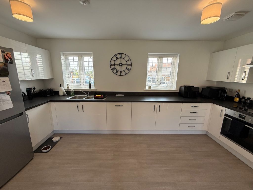 Property photo 2 of 8 4279562