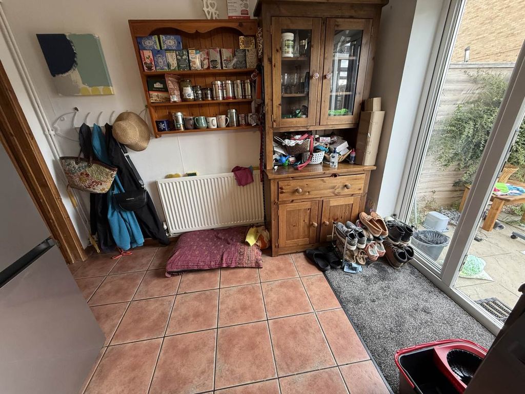 Property photo 3 of 11 Kitchen
