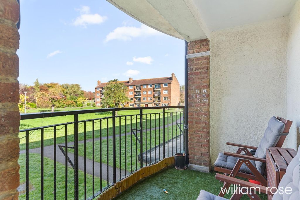 Property photo 3 of 15 Broomhillcourt_16.Jpg