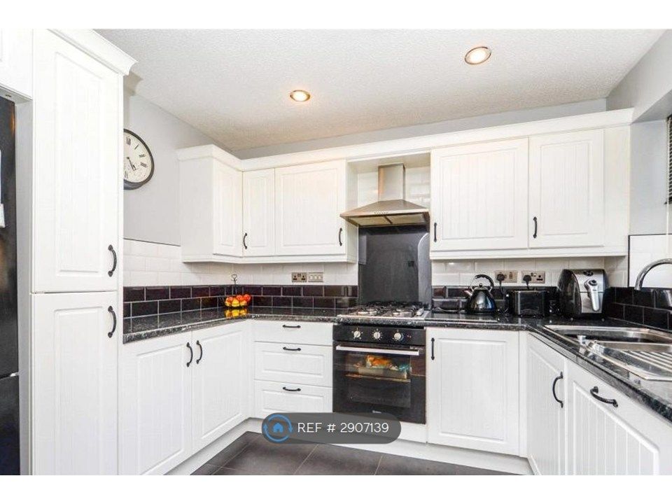 Property photo 3 of 17 Kitchen