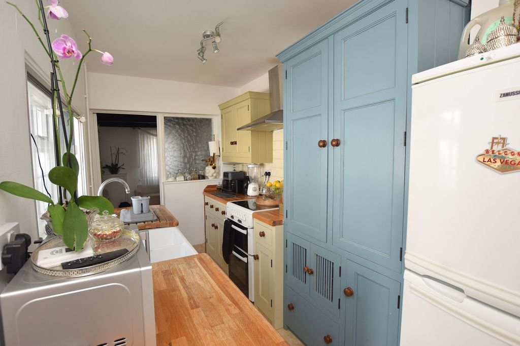 Property photo 2 of 12 Kitchen 1