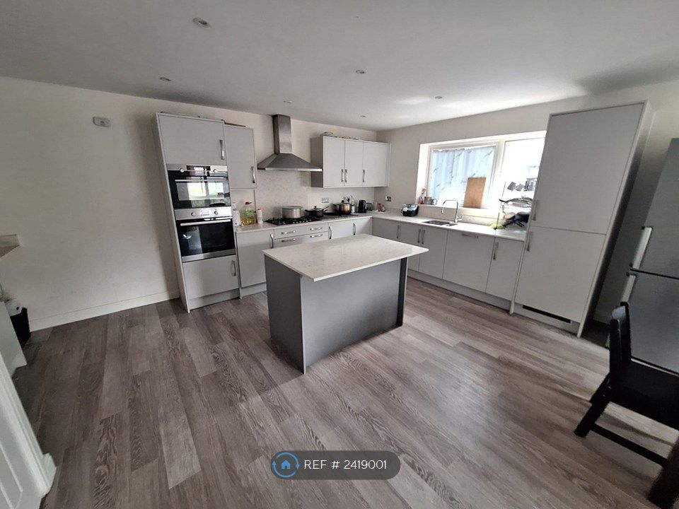 Property photo 2 of 7 Kitchen