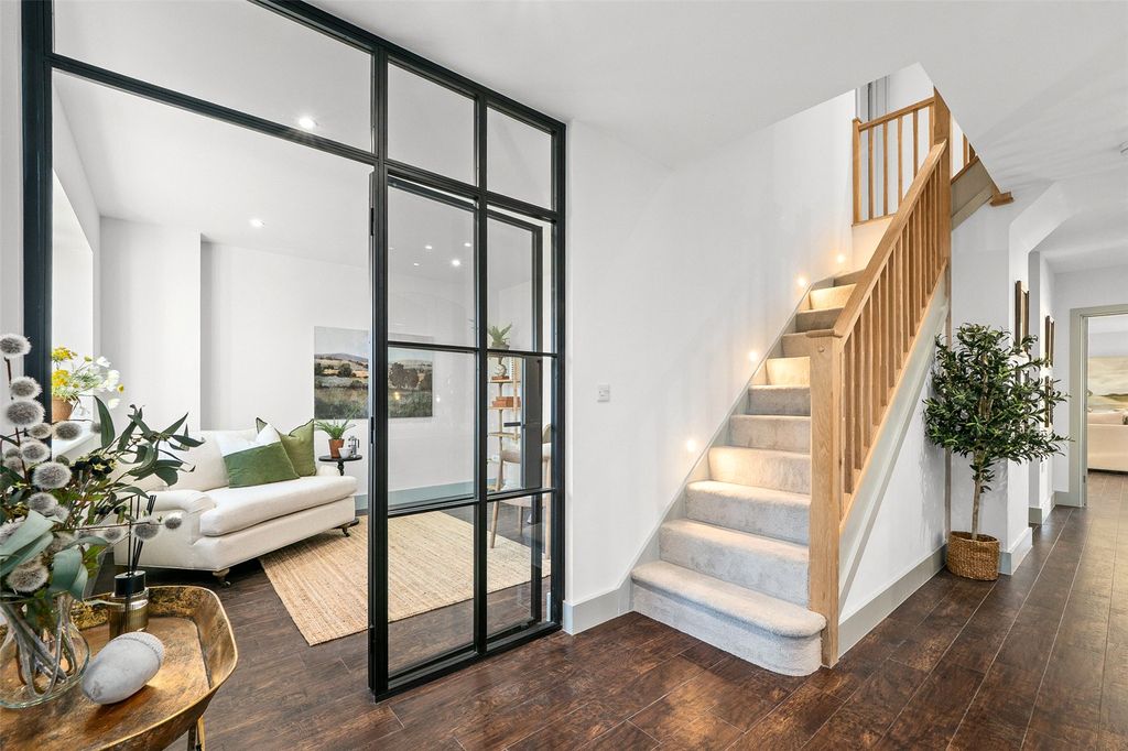 Property photo 2 of 16 Honeybourne House