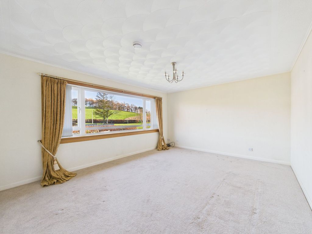 Property photo 3 of 13 Lounge