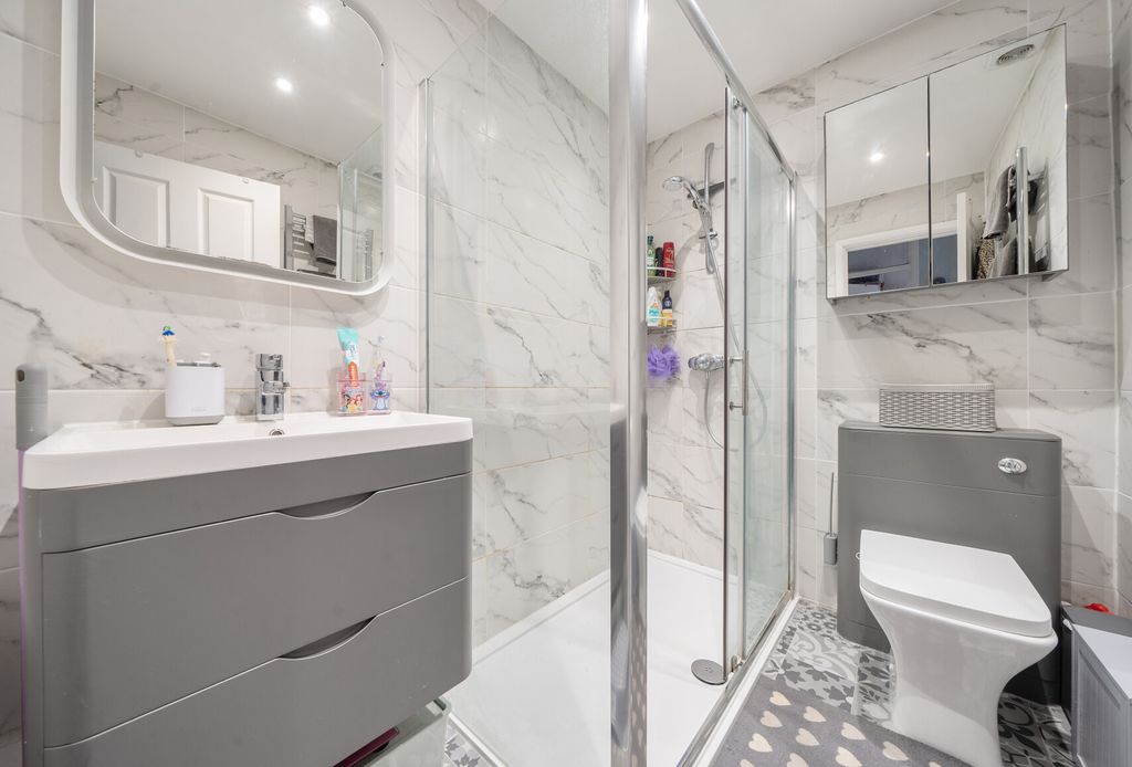 Property photo 3 of 12 1415205-15-698F49...