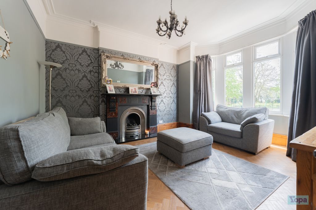 Property photo 2 of 16 Lounge