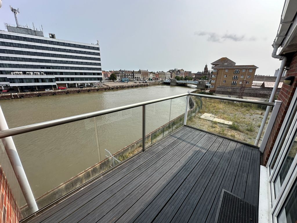 Property photo 2 of 11 Balcony