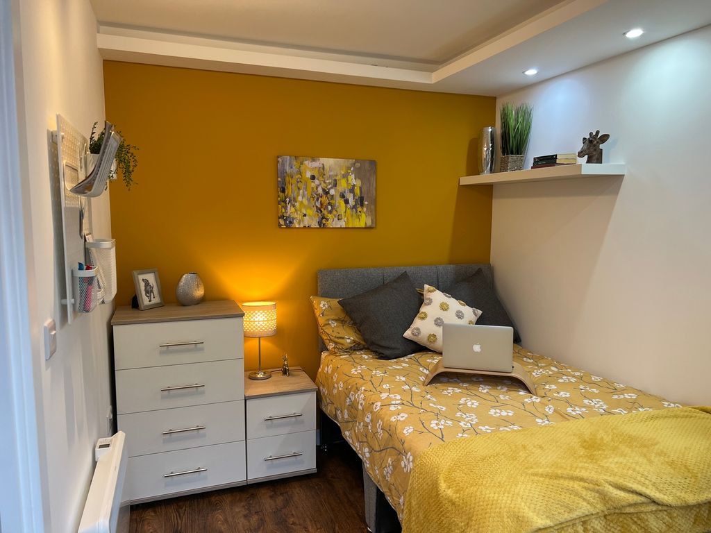 Property photo 3 of 23 A Bright And Inviting Double Bedroom With Stylish ...
