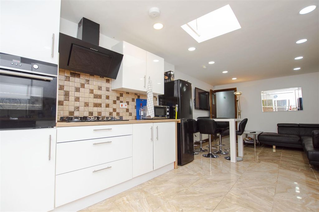 Property photo 3 of 14 Approach