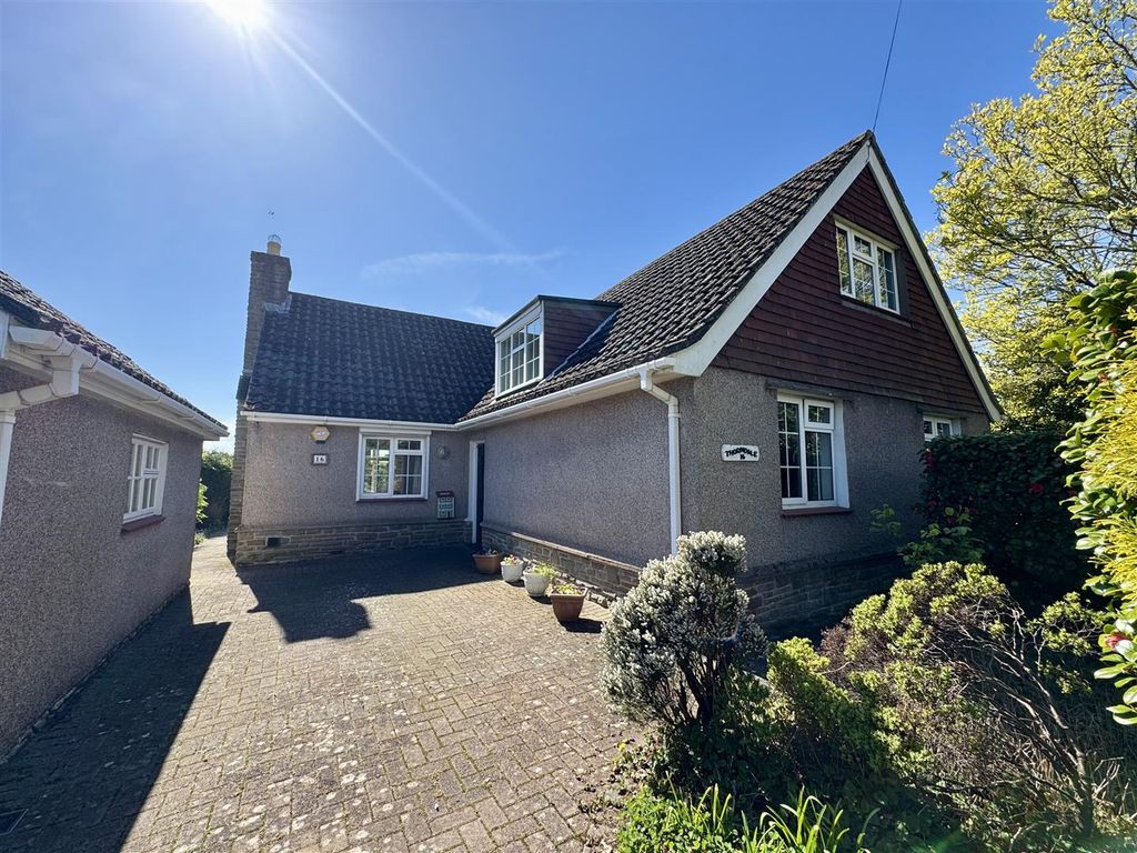 Property photo 1 of 32 Caldicot Road