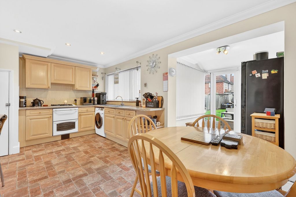 Property photo 3 of 28