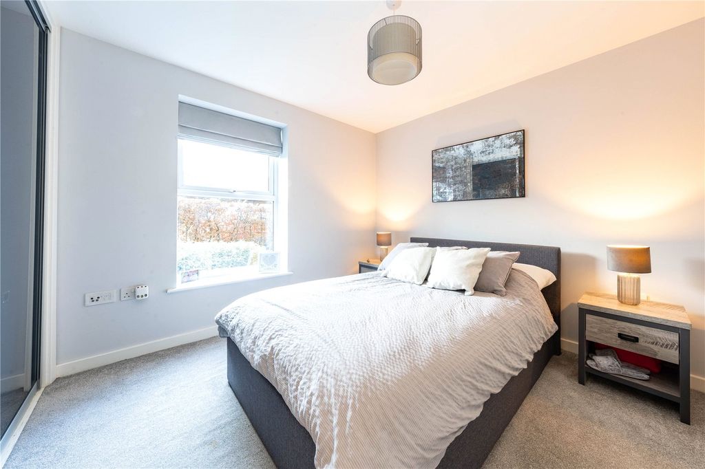 Property photo 3 of 18 Main Bedroom