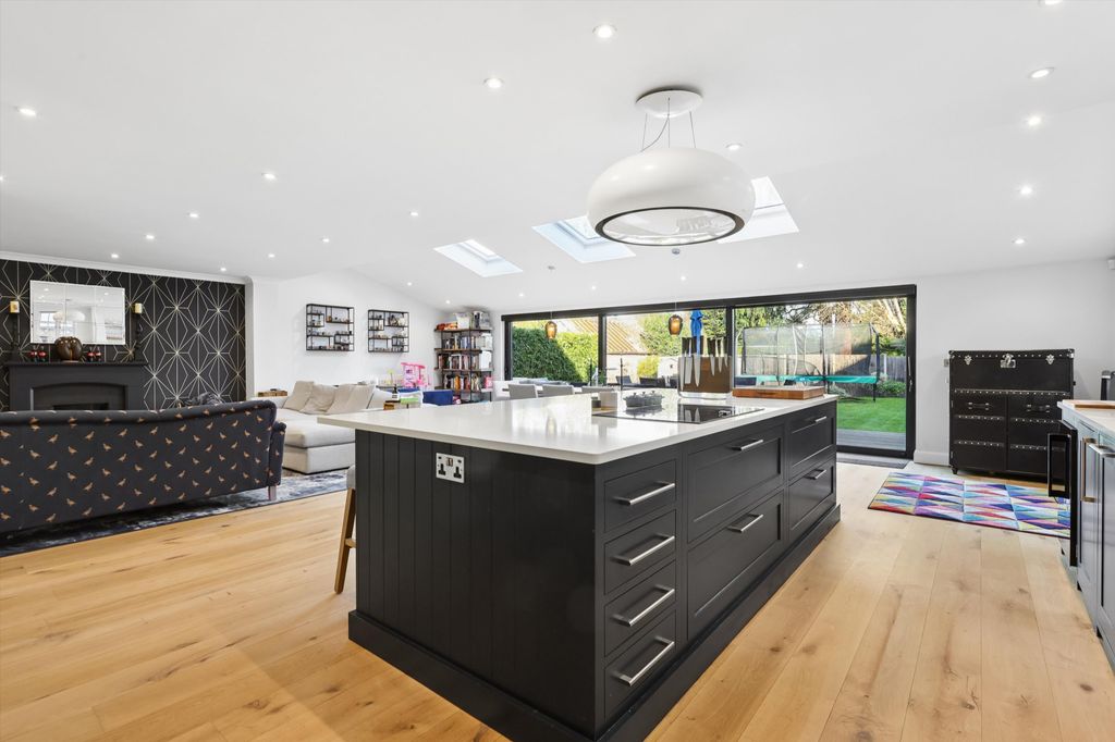 Property photo 3 of 19 Image