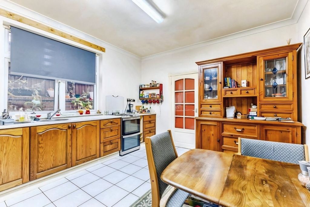 Property photo 3 of 17 Kitchen