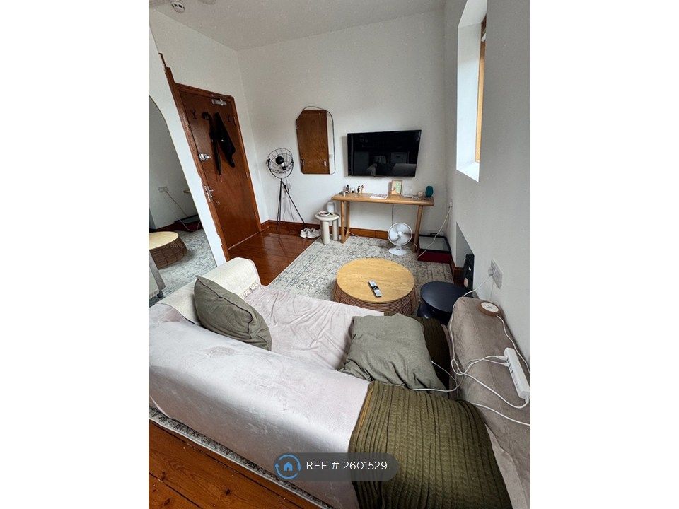 Property photo 1 of 21 Lounge