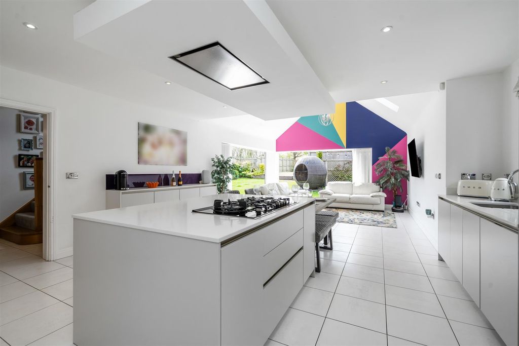 Property photo 3 of 31 9 Aylesbury Court_22.Jpg