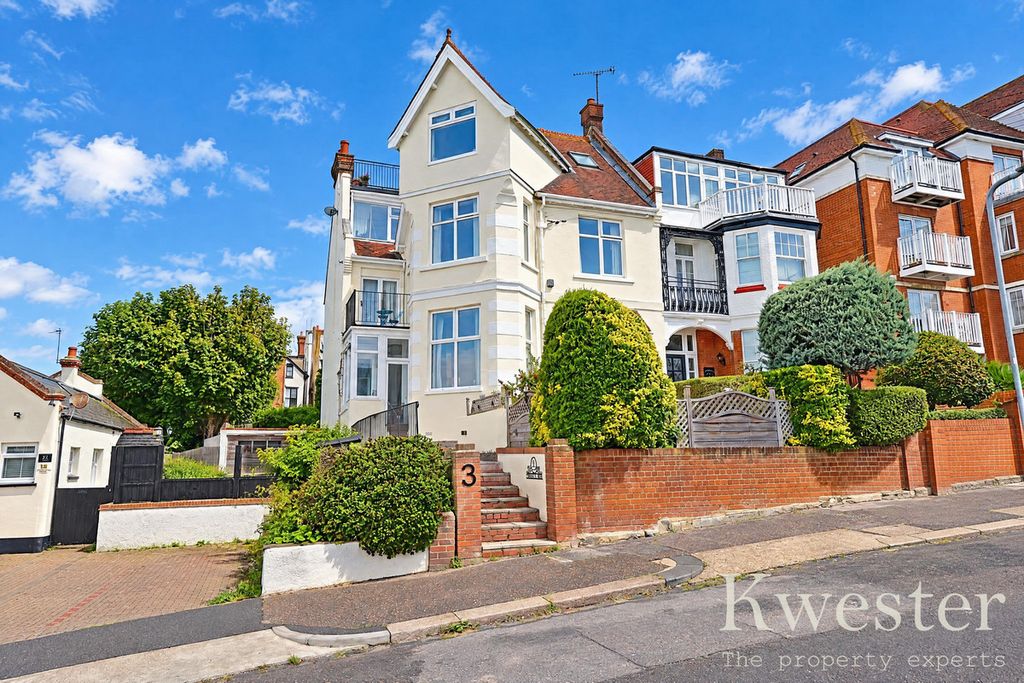 Property photo 3 of 39
