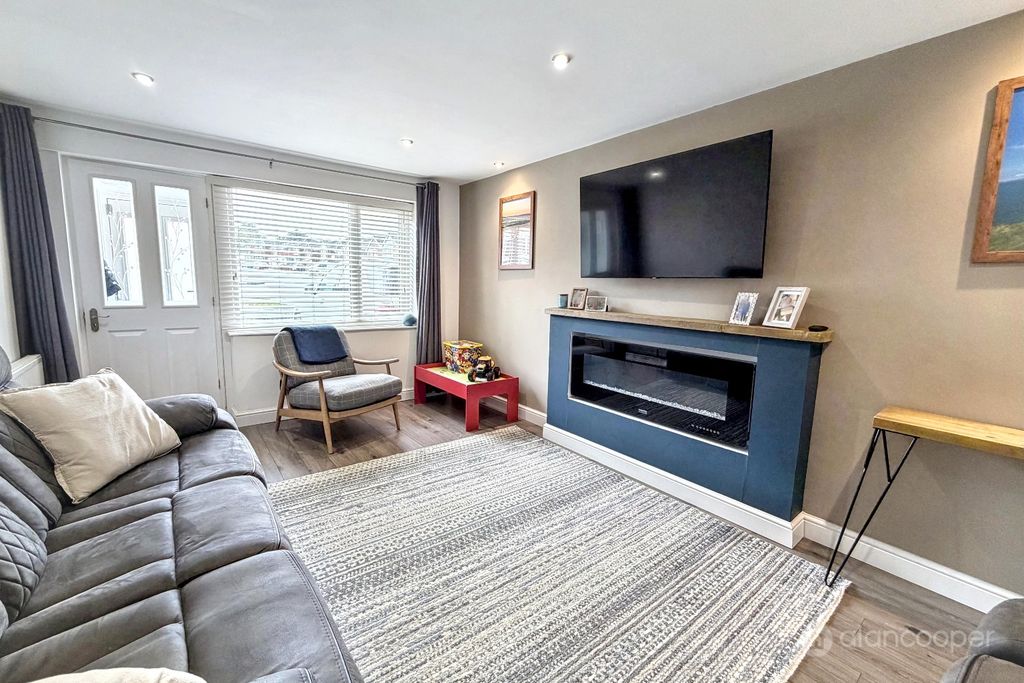 Property photo 2 of 15 5227173