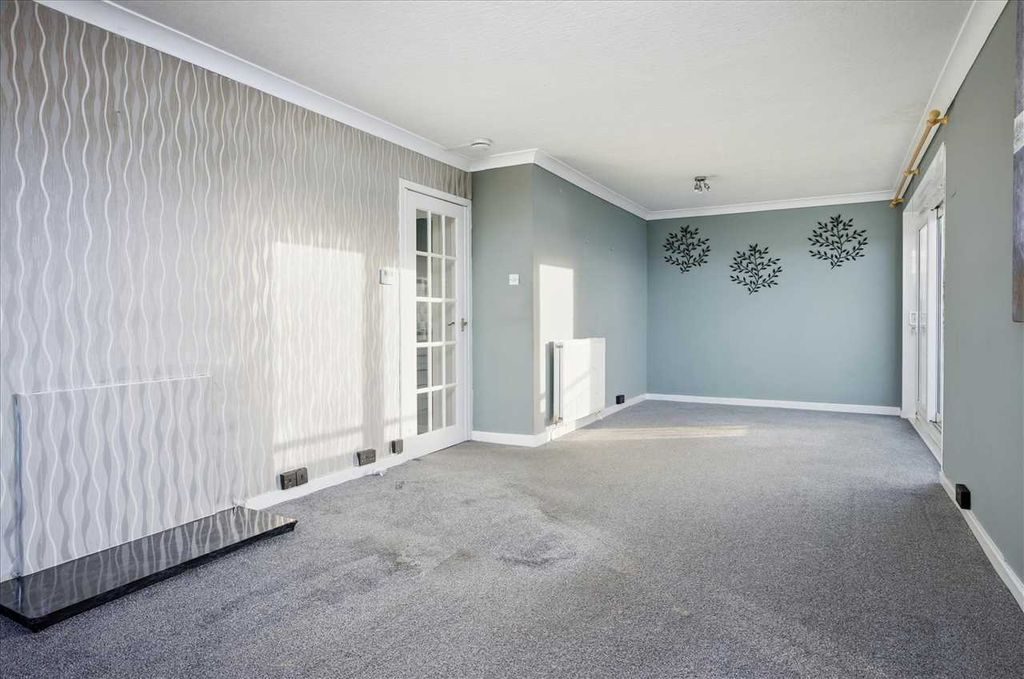 Property photo 2 of 13 Lounge/